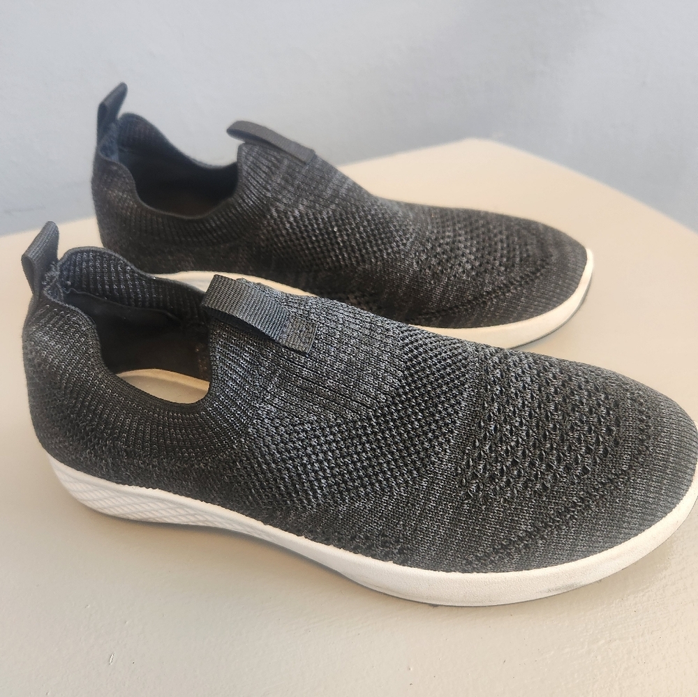 Womans Shoes 7 1/2 M